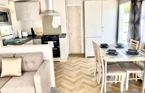 Elegant 2 Bed 1 and Half Bath Caravan in Holiday Resort Village - Photo 50