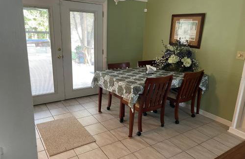 Wayne's Place-Hot tub, pet friendly. Close to HPU - Foto 8