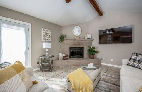 Centrally Located 3BR 2BA - ! - Photo 16