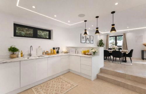 Exquisite 4BR Designer Home with Smart Features, Free Parking & SkyStream - Sleeps Up To 10 in Gerrards Cross SL9 - Photo 21