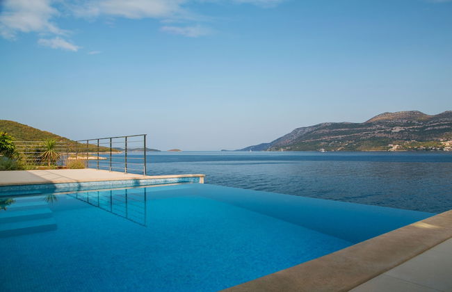 Beachfront Villa Poseidon with Heated Pool - Foto 20