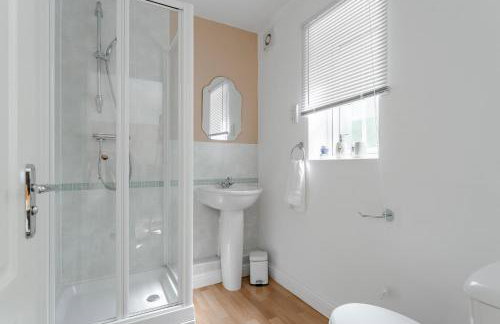 Stylish 5Bedroom Getaway in Quiet Mildenhall Area - Photo 63