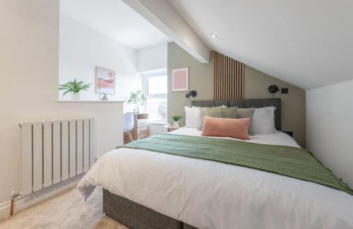 Stylish 2 Bedroom Flat Near Leeds Centre with Free Parking, Ideal for Contractors & Long Stays - NordStay - Foto 2