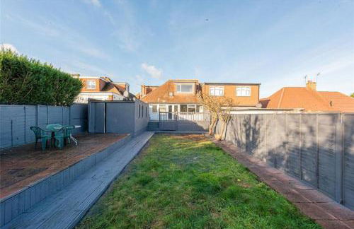 Near Station - Spacious 4-Bed Home with Parking - Foto 14