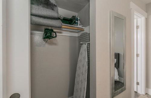 Cozy 2BR Farmhouse Apt - Sleeps 8 - FREE Parking! - Photo 34