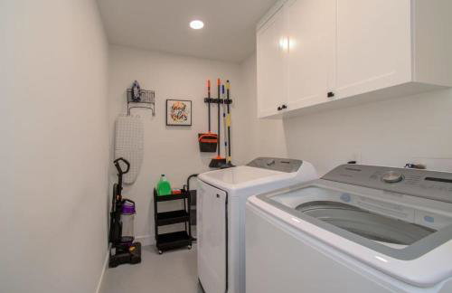 Spring Branch Paradise 4-BD Backyard Pool Oasis - Foto 33