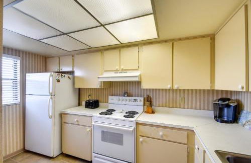 Walk to Madeira Beach Coastal Condo with Balcony - Photo 7