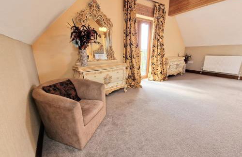 Lbtie Lodge with Two Private Hot Tubs - Fife - Loch Leven - Lomond Hills - Photo 9