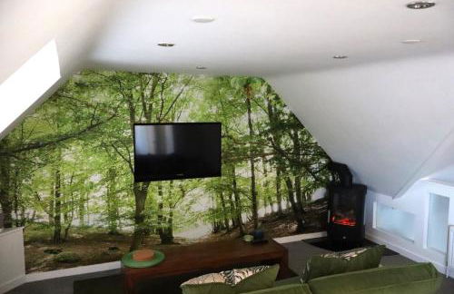 THE HIDEAWAY - LUXURY SELF CATERING COASTAL APARTMENT with PRIVATE ENTRANCE & KEY BOX ENTRY JUST A FEW MINUTES WALK TO THE BEACH, SOLENT WAY WALK, SHOPS and many EATERIES & BARS - FREE OFF ROAD PARKING,FULL KITCHEN, LOUNGE,BEDROOM , BATHROOM & WI-FI - Foto 5