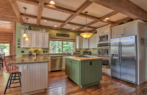 Duck Creek Village Chalet with Fire Pit and Decks - Foto 10