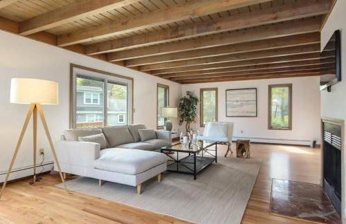 Stunning Spacious Cape Cod House with Water Views - Foto 8