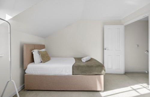 Spacious 4BR Newport Home - Ideal for Families & Groups - Foto 41