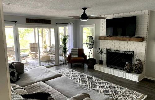 Inmerse in the Serenity of this Lakefront Cottage in Cadiz, Kentucky - Foto 3