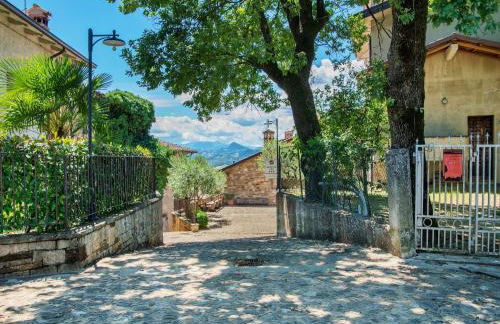 Tranquil Village Stay with Fireplace - Photo 7