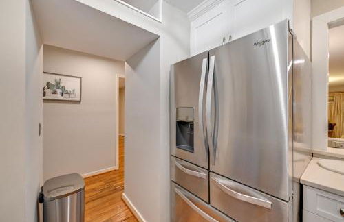 1 Mi to BOA Stadium! Walkable Condo with Porch - Foto 10