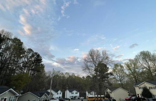 NEW King Beds, 86 inch RokuTV, and Massage at the Comfort Haven - Foto 23