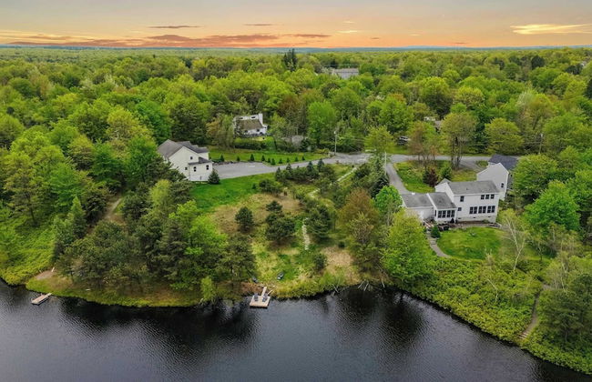 Inn the Poconos by Avantstay Private Lake Access Enclosed Hot Tub - Photo 54