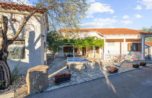 Awesome Home In Tinj With Jacuzzi - Photo 9