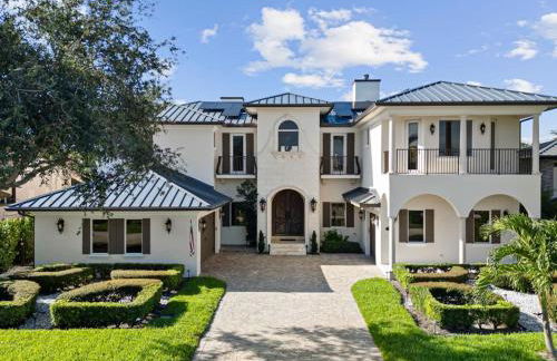 Near the Beach • Pool & Jacuzzi • Waterfront Villa - Foto 28