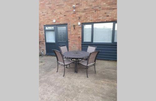 Entire House - Cheshire Oaks/Ellesmere Port - Photo 2