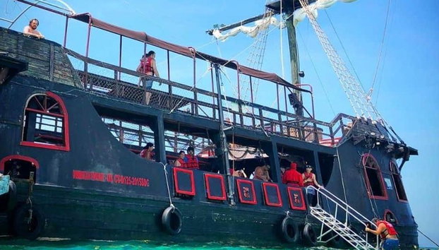 Aventura Pirata: Tour de medio día con esnórquel, nado con tiburones y show pirata - Foto 2
