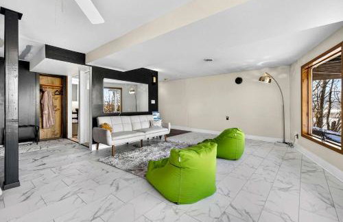 Modern Mountain Cabin with Hot Tub and Game Room Near Moorefield, West Virginia - Foto 48