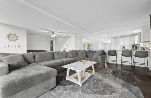 Lakefront - Spacious Family Getaway with Dock! - Foto 7