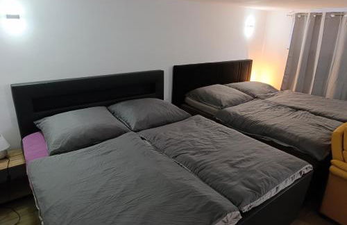 100 qm Apartment,WLAN, TV free Parking,24 h check-in, ,full kitchen,Untergeschoss ,3 Schlafzimmer -Wohnzimmer integriert - Foto 1