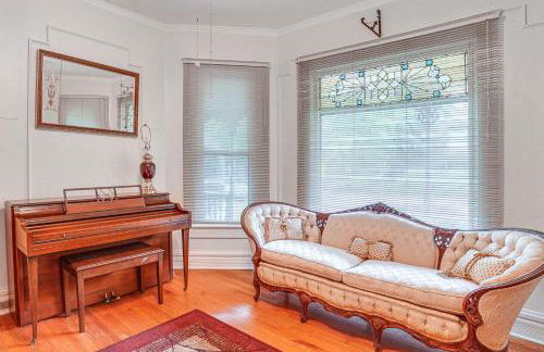 Charming Champaign Victorian with Deck! - Foto 10