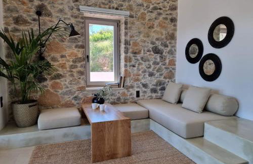 Stone build suite with private pool - Foto 7