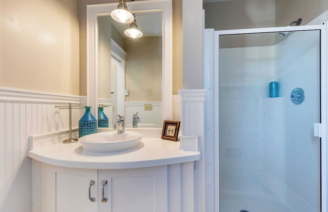 Waterfront 4bdr w/ Deck, Stunning Views, Fire Pit Cedar Street by Avantstay - Foto 26