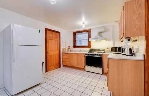 Quaint and Charming 2BR APT in Central Oakland - Photo 16