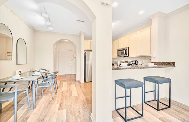 Modern 2BR Condo - With Pool Hot Tub - Photo 33