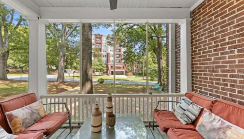 2 BR in Myers Park with comfortable screened porch - Photo 5