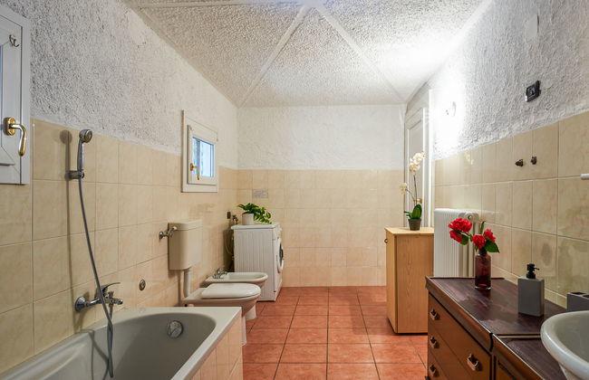 2 bedroom Apartment in Bellano with garden and terrace - Photo 19