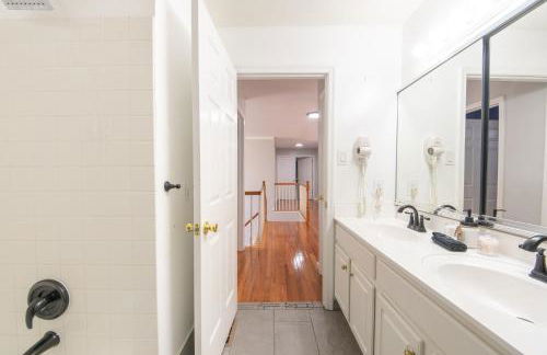 Luxury Villa with Hot Tub, Two Fire Pits, King Bed Suite, Game Room & Fenced Yard - Foto 41