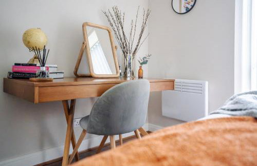 Cozy Waterfront Apartment - Free Parking & Wi-Fi - Photo 52