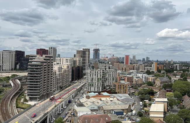 Delightfully Spacious Bright 2bedroom - Photo 23