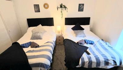 Elegant 3BR Family-Friendly - Sleeps 5 - Fast WiFi -Parking - Netflix - Photo 2, towels