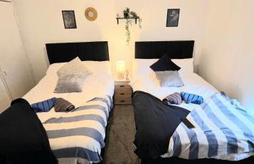Elegant 3BR Family-Friendly - Sleeps 5 - Fast WiFi -Parking - Netflix - Photo 2