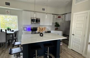 The Canvas Modern 4BR Retreat Rooftop - Photo 4