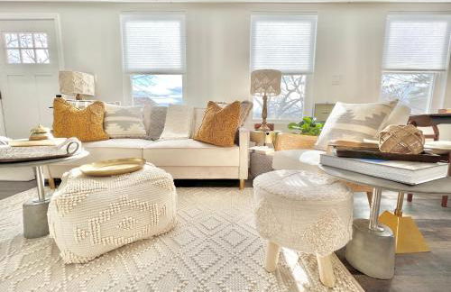 Luxury 4 bedroom 2 bath Lake Views - Photo 1