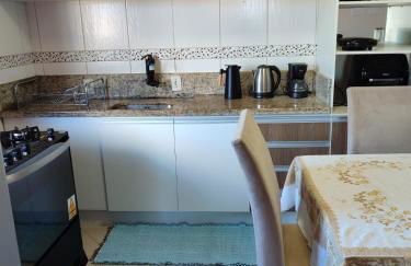 Terraço Familiar , 2 quartos com ar condicionado, 2 banheiros, churrasqueira a carvão , wi-fi, vaga para 2 carros suporta até 7 pessoas - Foto 36