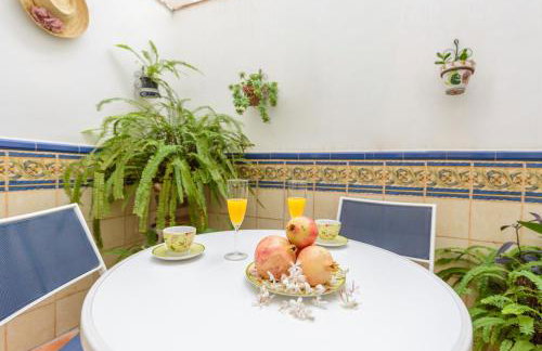 El Carmen con parking y patio - Photo 1