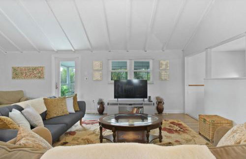 Spacious Retreat Fenced Yard Screened Deck - Photo 20