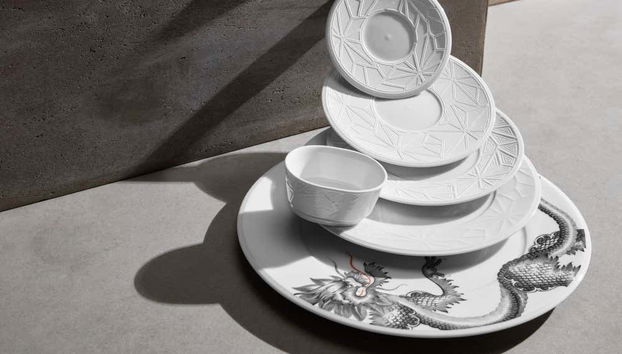 Assiettes en porcelaine de différentes tailles