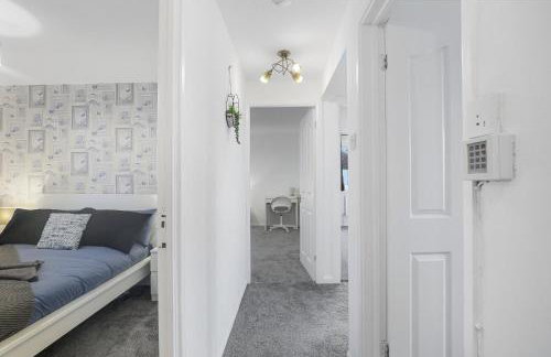 Spacious 4 Bedroom House with Parking - Foto 28