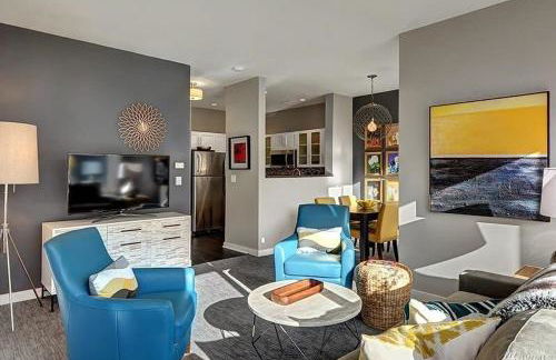 DT Designer's 2BR Condo Parking Tub Pool - 99 walk score - Foto 4