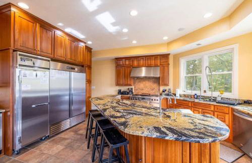 Riverbend Lodge Spacious Riverfront Home with Hot Tub Pool & Mountain view - Foto 11