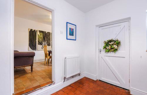 Charming Home in Chester by 53 Degrees Property, Ideal for Family Getaways, Central Location! - Foto 7